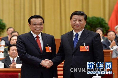 05 2013年3月15日 习近平同李克强亲切握手 3月15日，十二届全国人大一次会议在北京人民大会堂举行第五次全体会议。会议经过投票表决，决定李克强为中华人民共和国国务院总理。这是国家主席习近平同李克强亲切握手。